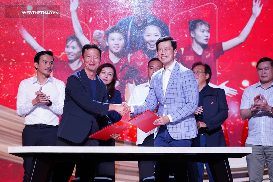 <span style="font-weight: normal;">Anh Nguyễn Quốc Hưng hiện là CEO của công ty Viewfinder Media (người bên trái mặc vest đen)</span>
