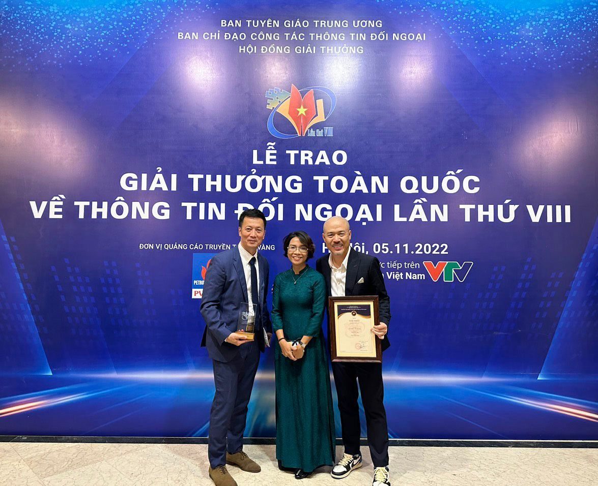 <span style="font-weight: normal;">CEO Nguyễn Quốc Hưng - Đại điện Viewfinder nhận giải trong Lễ trao giải thưởng toàn quốc về thông tin đối ngoại lần thứ VIII tại Hà Nội</span>