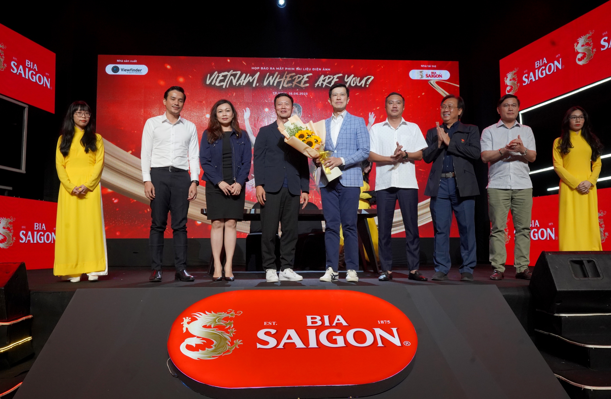 <span style="font-weight: normal;">Anh Nguyễn Quốc Hưng (CEO Viewfinder) đã ký kết hợp tác với ông Neo Gim Siong (Tổng giám đốc SABECO) để thực hiện bộ phim cùng đội tuyển bóng đá nữ Việt Nam trong World Cup.</span>
